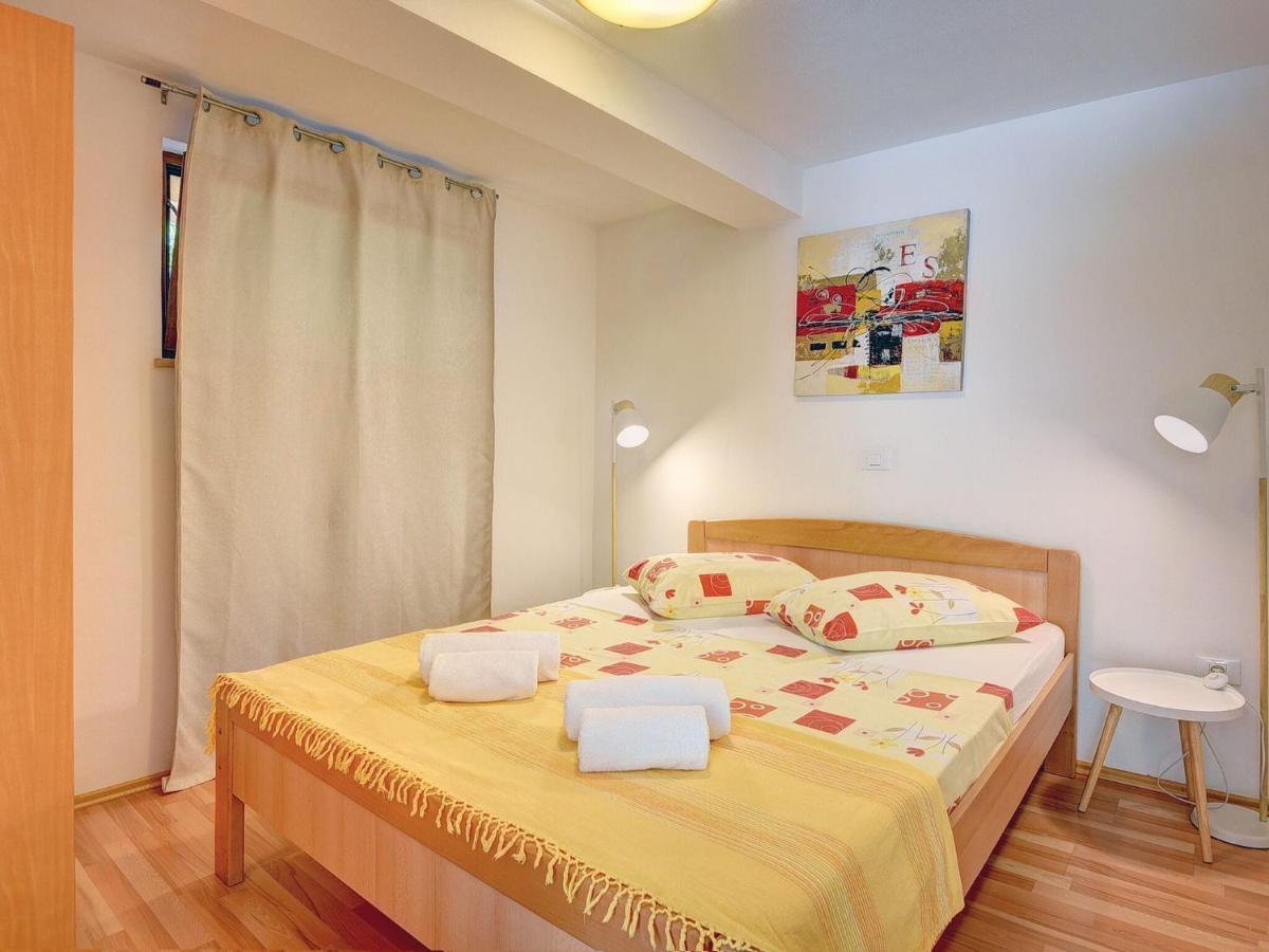 Spacious With Private Terrace And Garden Apartment *