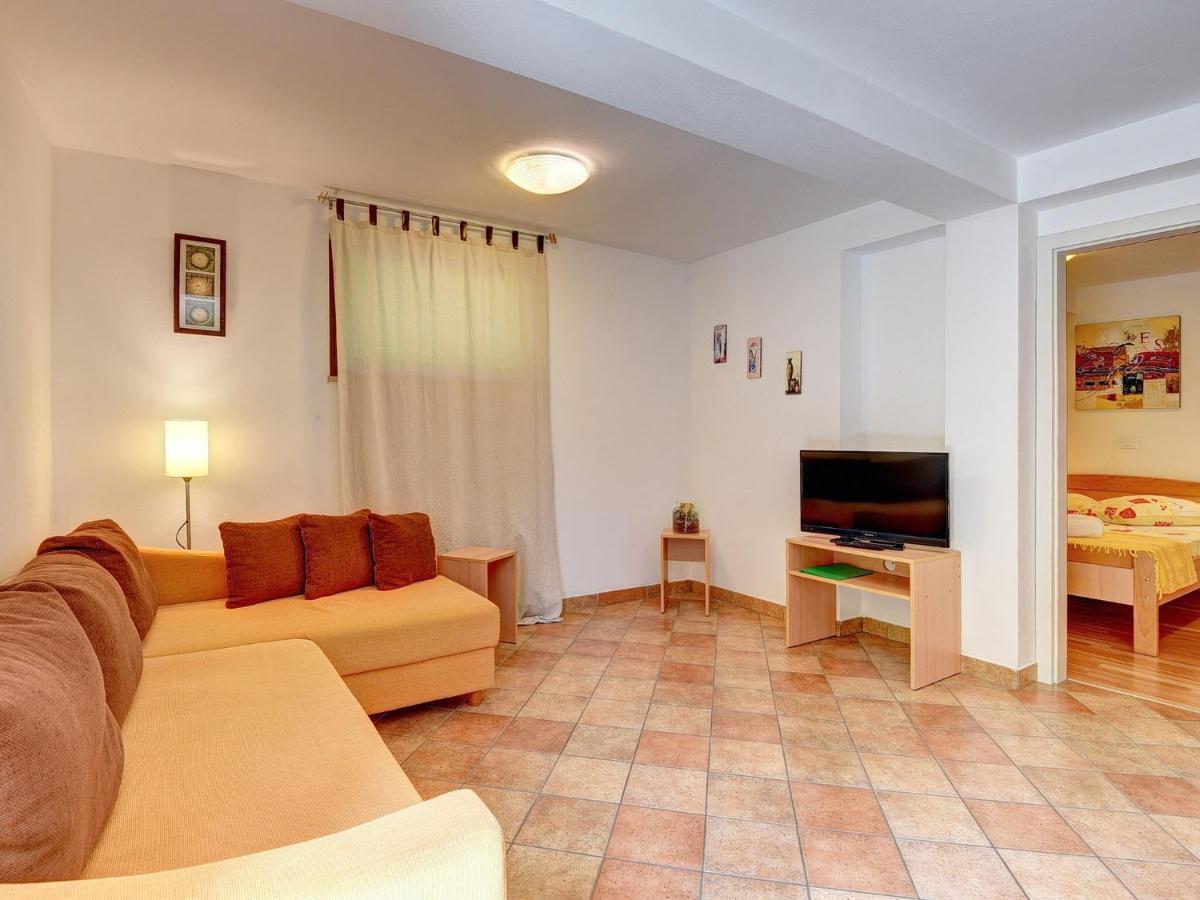 Spacious With Private Terrace And Garden Apartment Pula