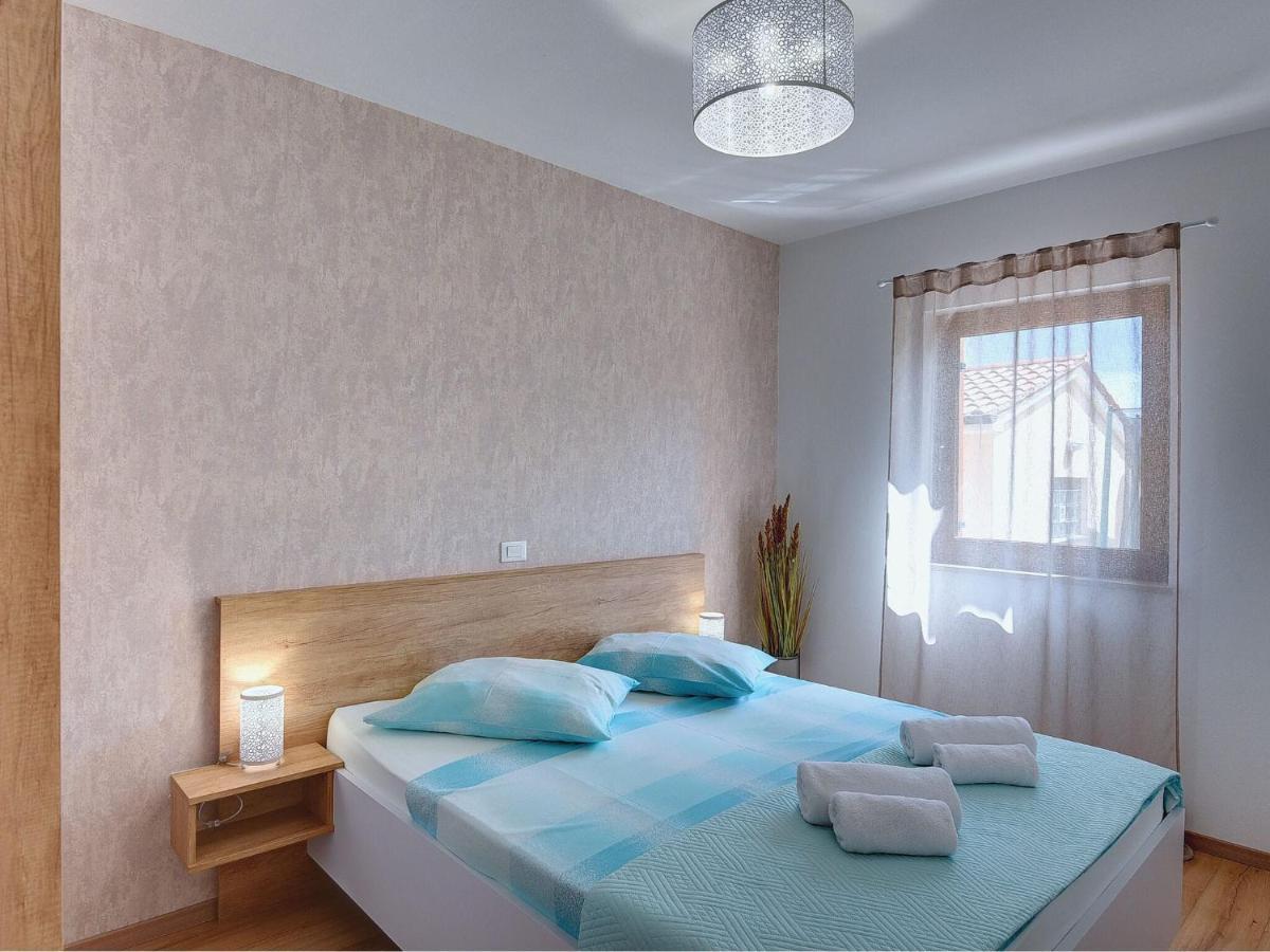 Spacious With Private Terrace And Garden Apartment