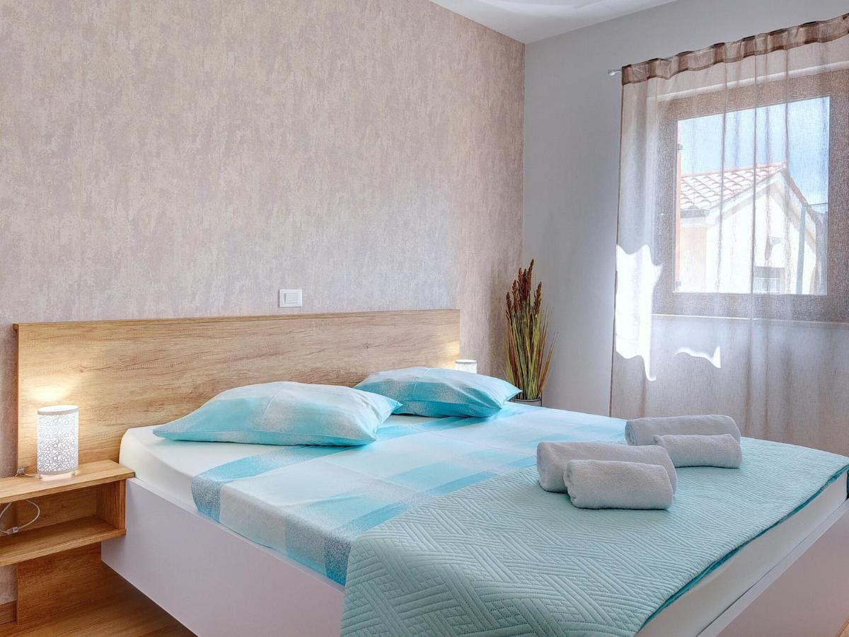 Spacious With Private Terrace And Garden Apartment Pula
