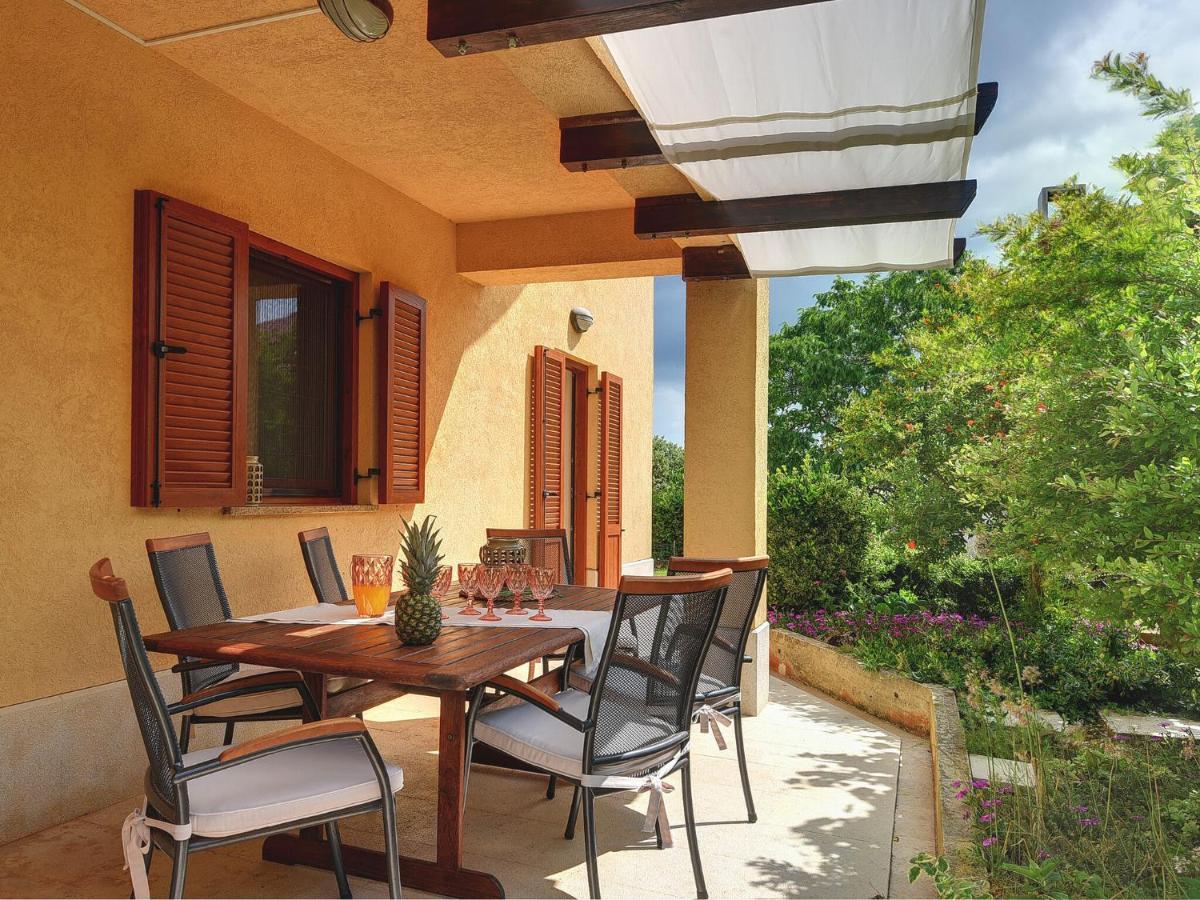 Spacious With Private Terrace And Garden Apartment