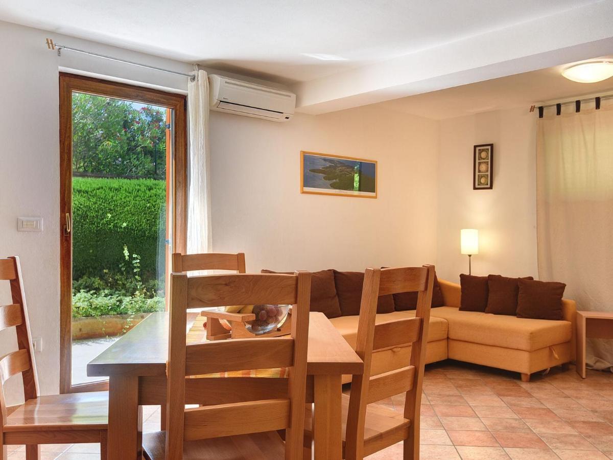 Spacious With Private Terrace And Garden Apartment *